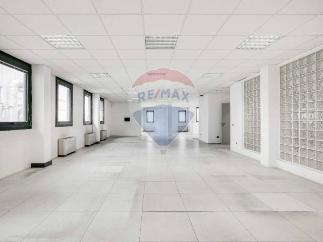 Ufficio in affitto a Azzate, Lombardia