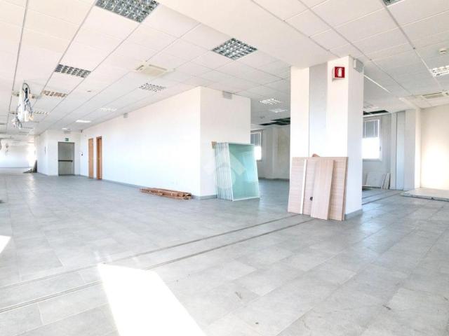 Ufficio in affitto a Terra di Mezzo, Re