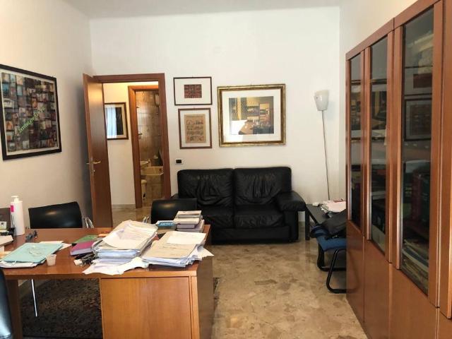 Ufficio in affitto a Municipio 2, Puglia