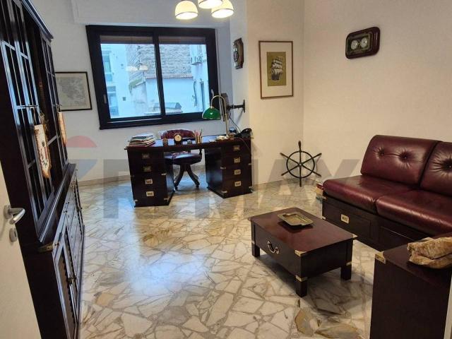 Ufficio in affitto a Municipio 1, Puglia