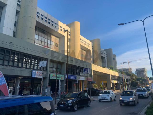 Ufficio in affitto a Municipio 2, Puglia