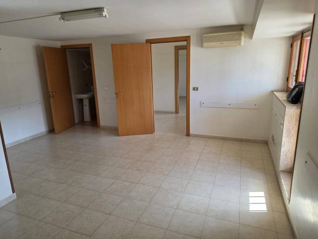 Ufficio in affitto a Municipio 1, Puglia