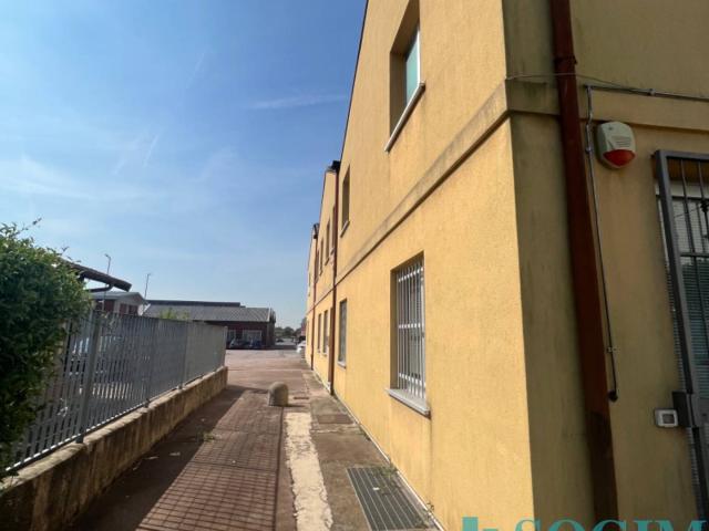 Ufficio in affitto a Bregnano, Lombardia