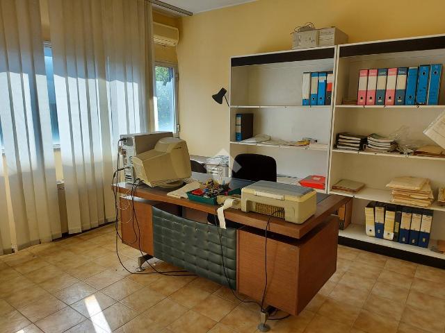 Ufficio in affitto a Buscate, Lombardia