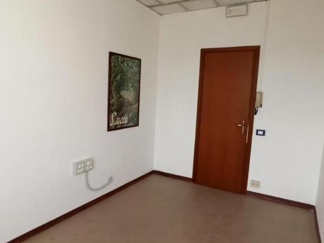 Ufficio in affitto a Capannori, Toscana
