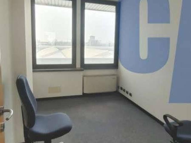 Ufficio in affitto a Caponago, Monza e della Brianza