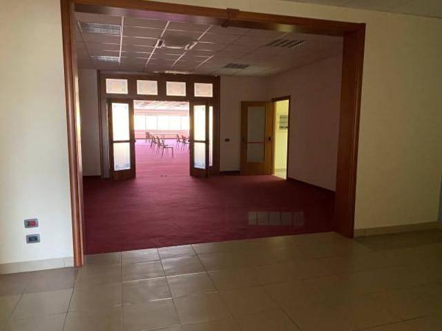 Ufficio in affitto a Teverola, Campania