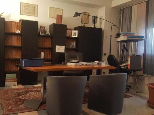 Ufficio in affitto a Carrara, Toscana