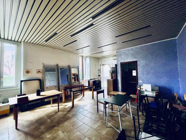 Ufficio in affitto a Carugo, Lombardia