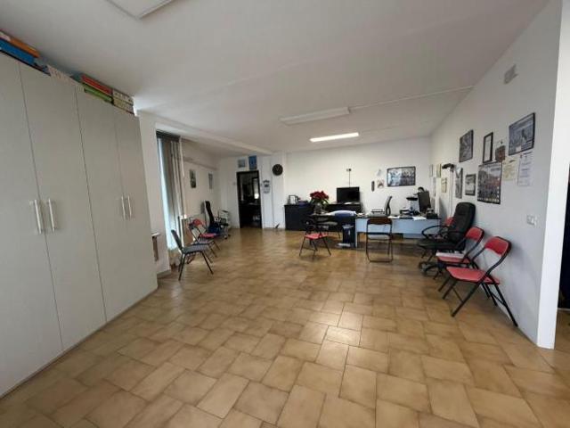Ufficio in affitto a Cascina, Toscana