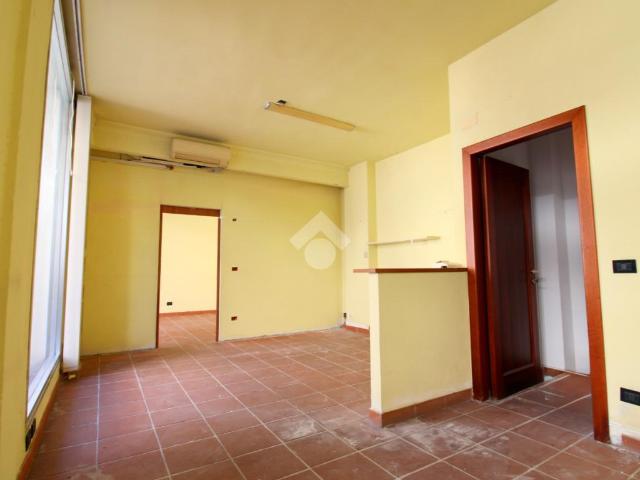 Ufficio in affitto a Cascina, Toscana