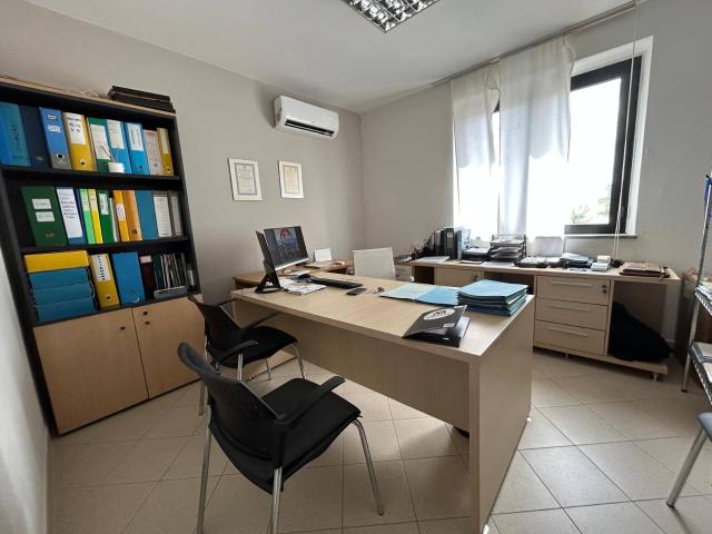 Ufficio in affitto a Cascina, Toscana
