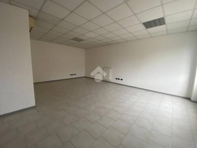 Ufficio in affitto a Cella, Re