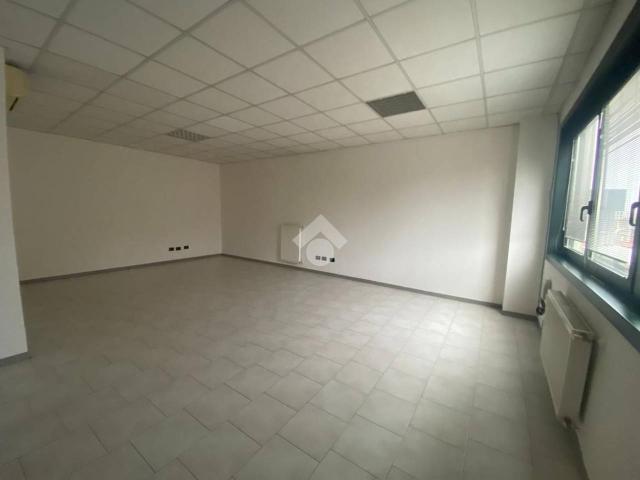 Ufficio in affitto a Cella, Re