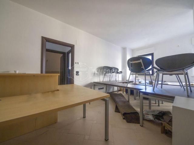 Ufficio in affitto a Marche, Macerata