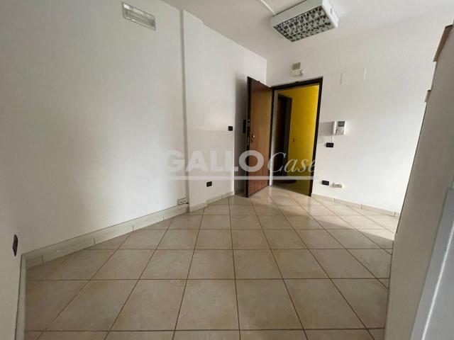 Ufficio in affitto a Quartiere Tribunale, Calabria