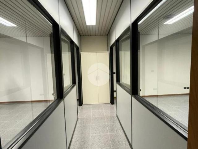 Ufficio in affitto a Desenzano del Garda, Brescia