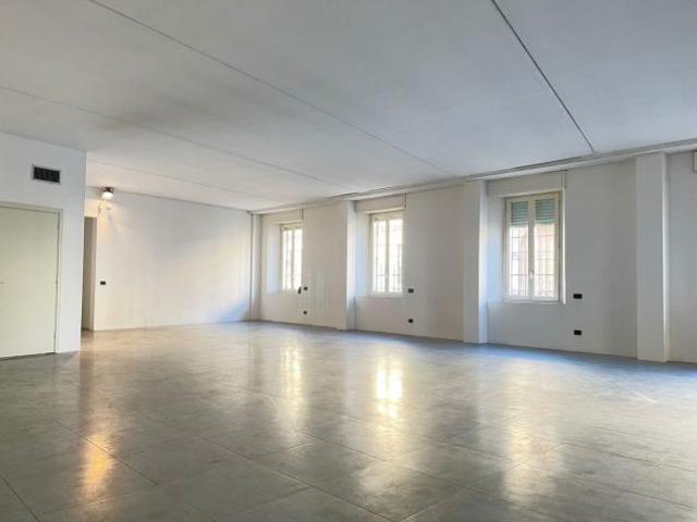 Locale Commerciale in affitto a Gallarate, Lombardia
