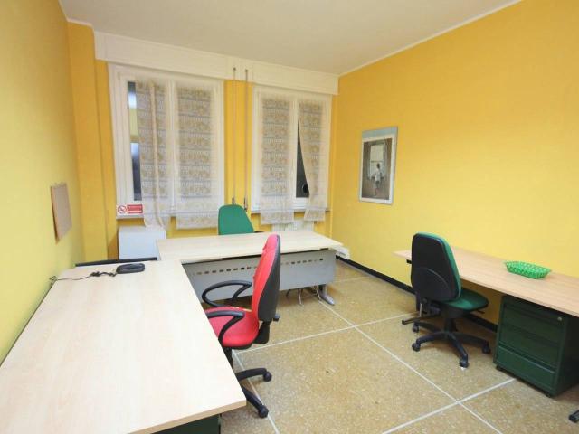 Ufficio in affitto a Centro Est, Serra Riccò