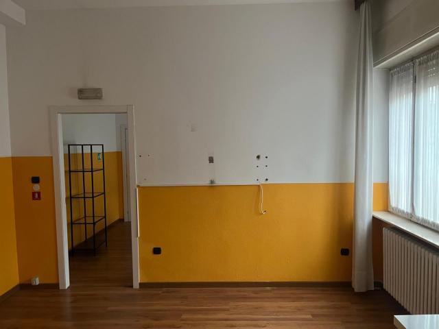 Ufficio in affitto a Brugazzo, Giussano