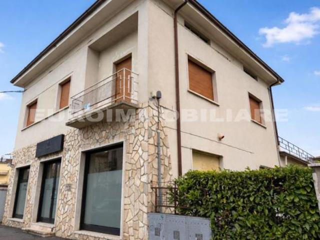 Locale Commerciale in affitto a Gussago, Lombardia