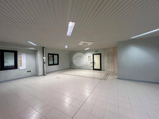 Ufficio in affitto a Lonato, Lombardia