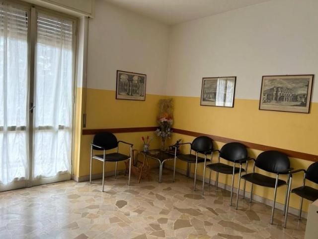 Ufficio in affitto a Malnate, Lombardia