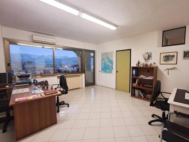 Locale Commerciale in affitto a Carrara, Toscana
