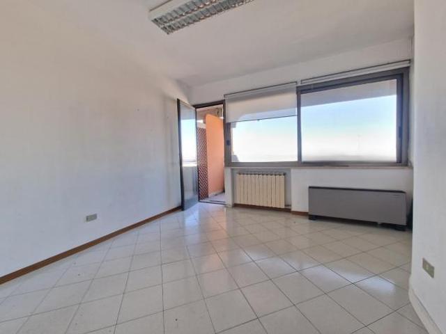 Locale Commerciale in affitto a Marina di Carrara, Carrara