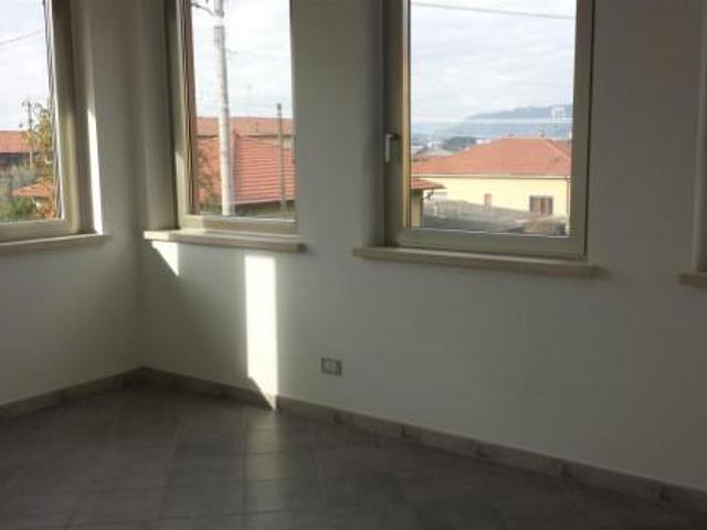 Ufficio in affitto a Marina Di Massa, Toscana