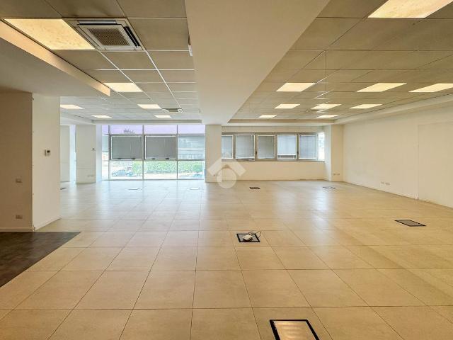 Ufficio in affitto a Novate Brianza, Merate
