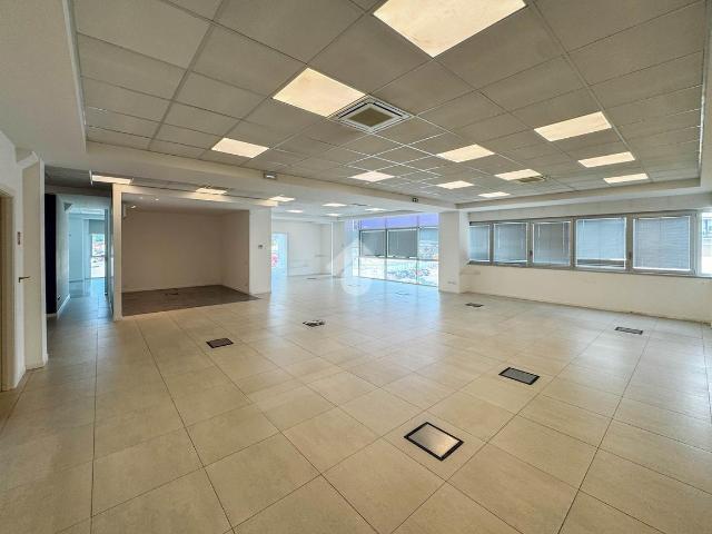 Ufficio in affitto a Novate Brianza, Merate