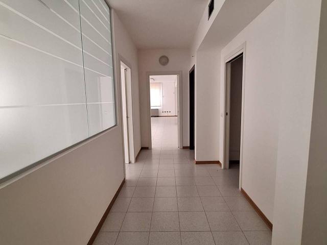 Ufficio in affitto a Unione Comuni Modenesi Area Nord, Mirandola