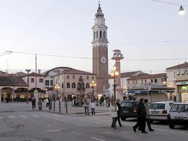 Locale Commerciale in affitto a Mirano, Veneto
