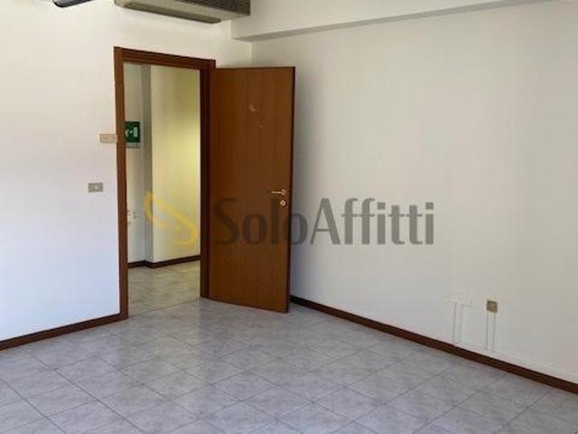 Ufficio in affitto a Centro Storico, Modena