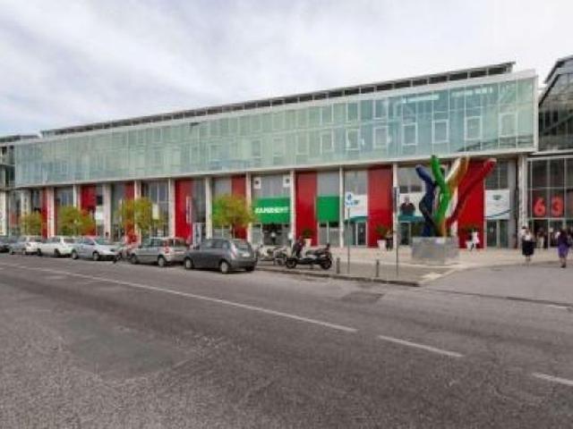 Ufficio in affitto a Municipalità 4, Campania