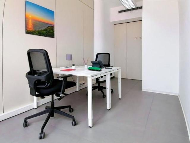 Ufficio in affitto a Municipalità 4, Campania