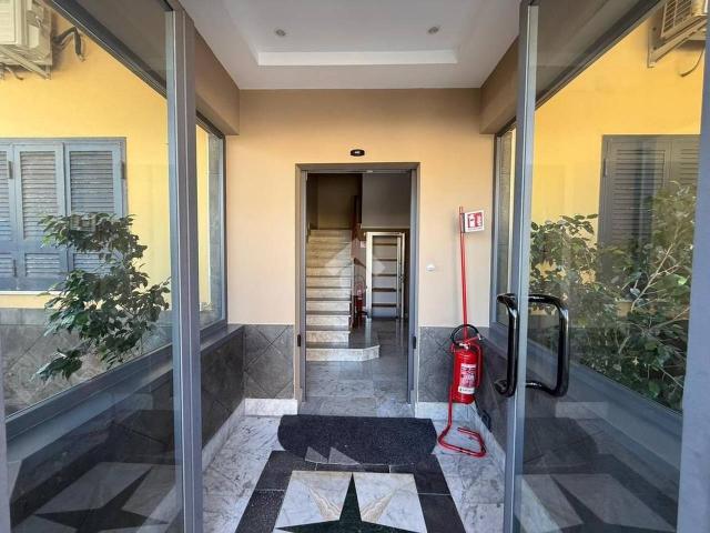 Ufficio in affitto a Municipalità 4, Campania