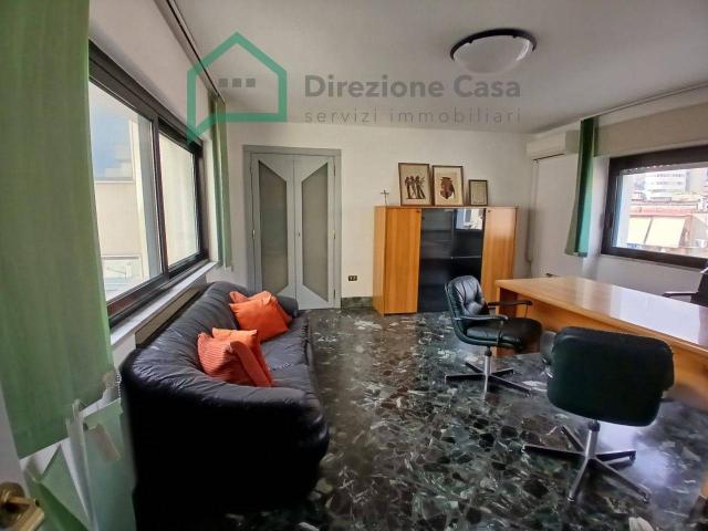 Ufficio in affitto a Municipalità 3, Campania