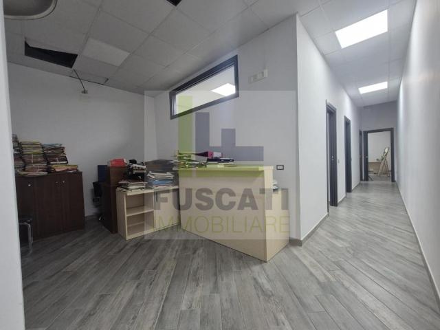 Ufficio in affitto a Municipalità 3, Campania