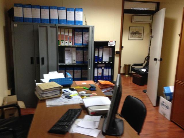 Ufficio in affitto a Municipalità 4, Campania
