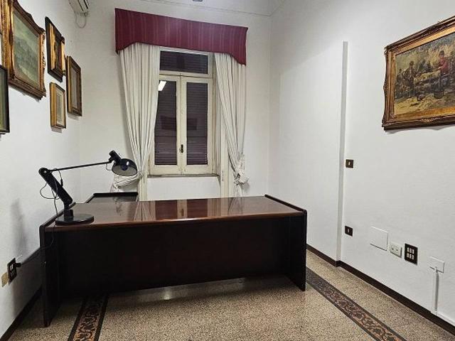Ufficio in affitto a Municipalità 1, Campania