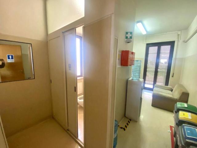 Ufficio in affitto a Municipalità 4, Campania