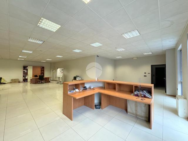 Ufficio in affitto a Passirano, Lombardia