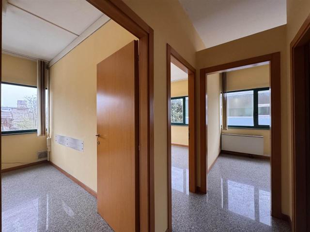 Ufficio in affitto a Vismara, Marche