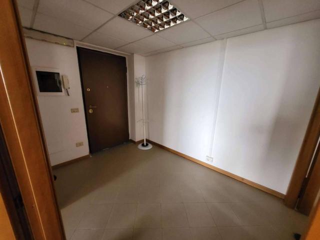 Ufficio in affitto a Area Produttiva, Pomezia
