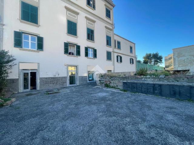 Locale Commerciale in affitto a Rione Ortodonico, Pozzuoli
