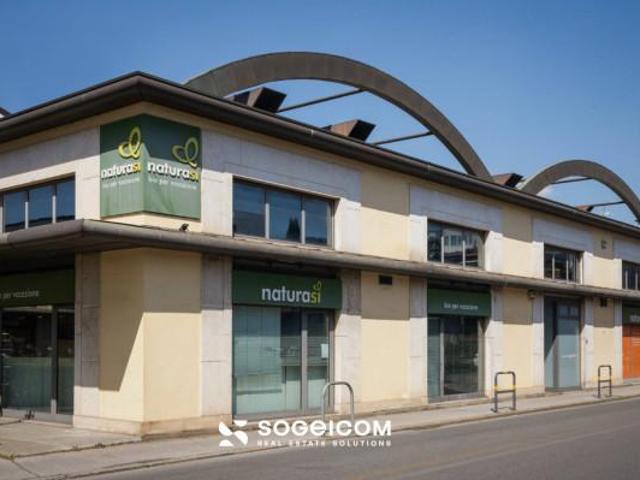 Ufficio in affitto a Centro Direzionale, Prato