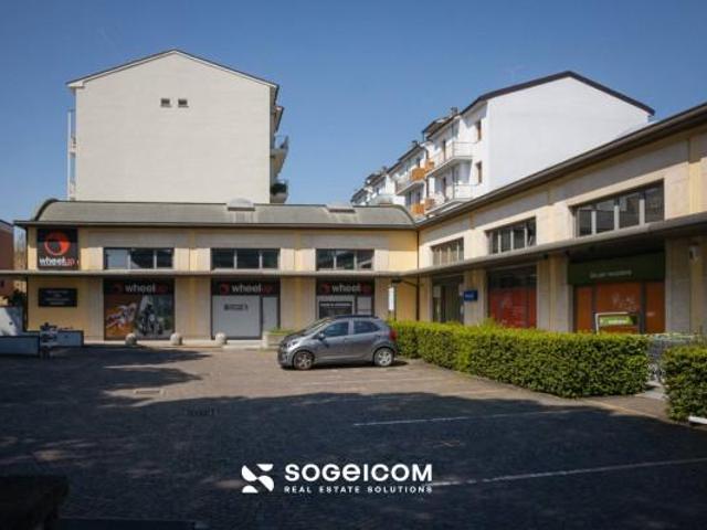 Ufficio in affitto a Centro Direzionale, Prato