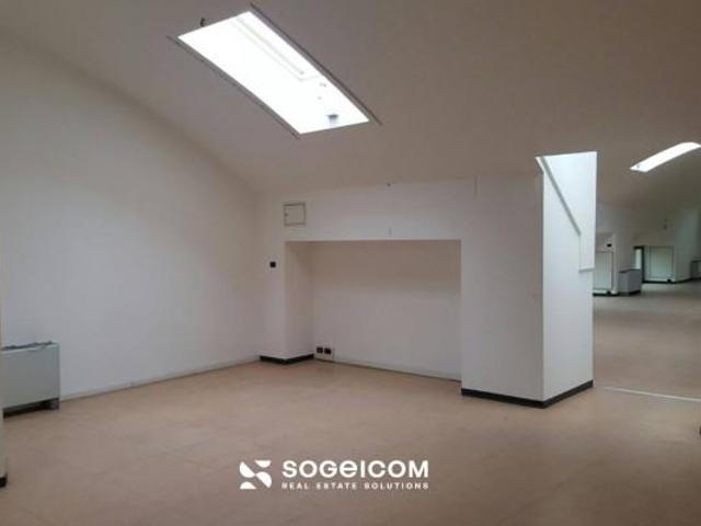 Ufficio in affitto a Centro Direzionale, Prato